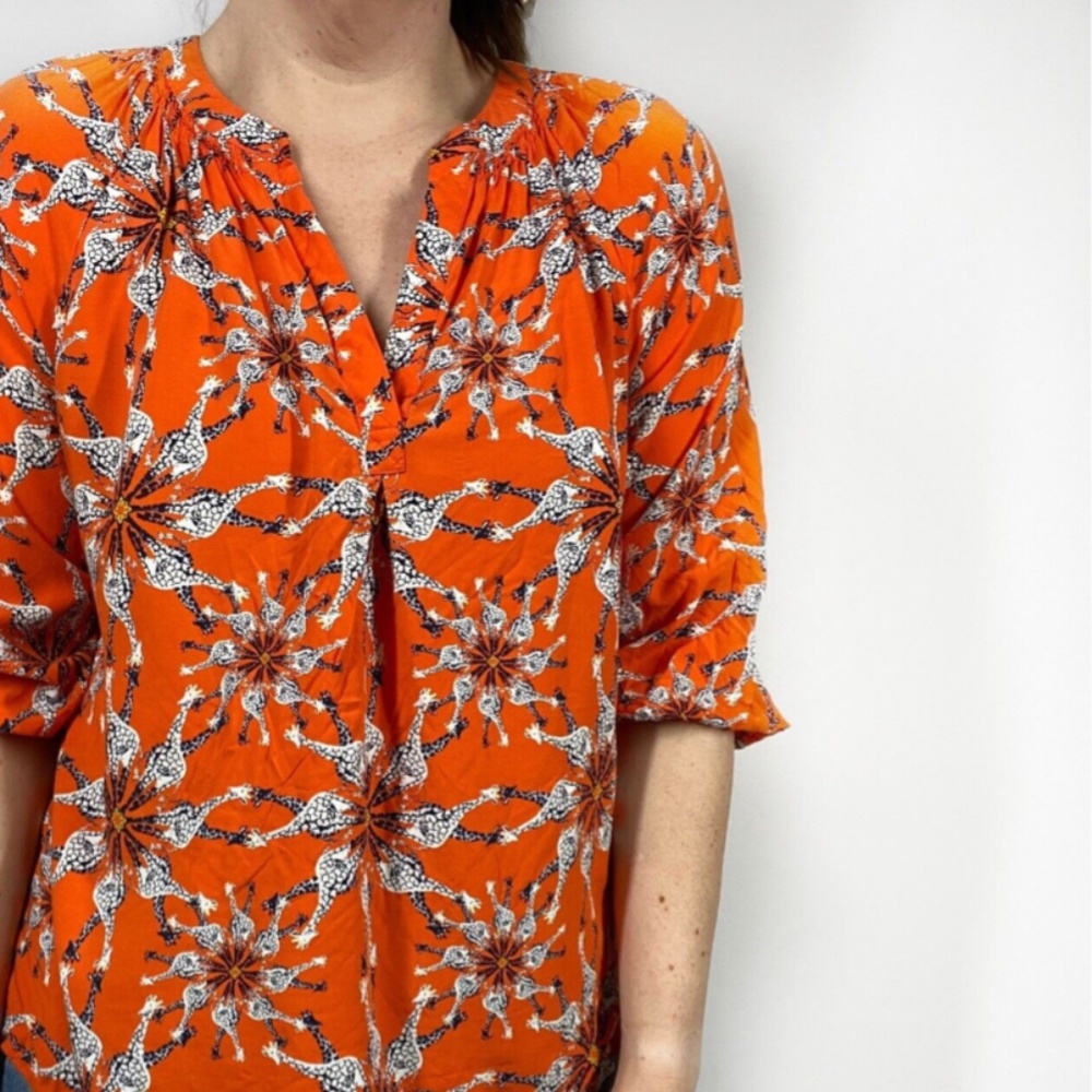 Crown&Ivy giraffe blouse. NWOT. 100 percent rayon‎